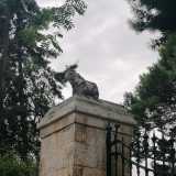 ...sovrastate da due statue di elefanti